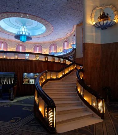 Watch a Bollywood movie at RajMandir, Jaipur